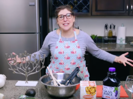 Cómo hacer Latkes en Hanukkah por Mayim Bialik - Receta de Latkes