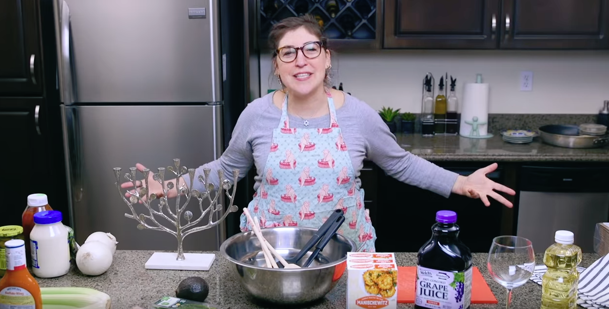 Cómo hacer LATKES en HANUKKAH - La receta de Mayim Bialik